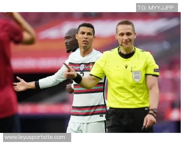 莫拉塔主动犯规染黄示意换人两次错失良机引发争议