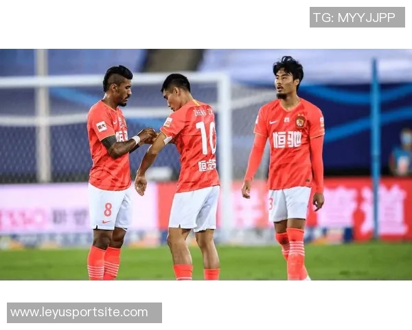 奥特执教首胜喜悦洋溢队员们泼水庆祝难掩激动心情 奥特执教首胜喜悦洋溢队员们泼水庆祝难掩激动心情