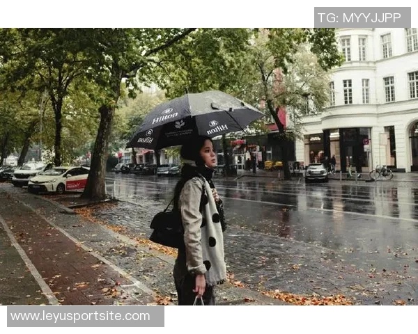 欧阳娜娜身穿阿森纳球衣漫步巴黎街头展现枪迷风采 欧阳娜娜身穿阿森纳球衣漫步巴黎街头展现枪迷风采